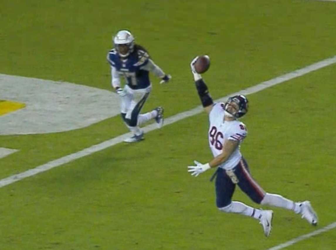 SportsCenter's tweet photo. WHAT A CATCH! Zach Miller makes the incredible one-handed snag on a 25-yard TD.

Bears take the lead, 22-19. https://t.co/kY1ey6jRCW