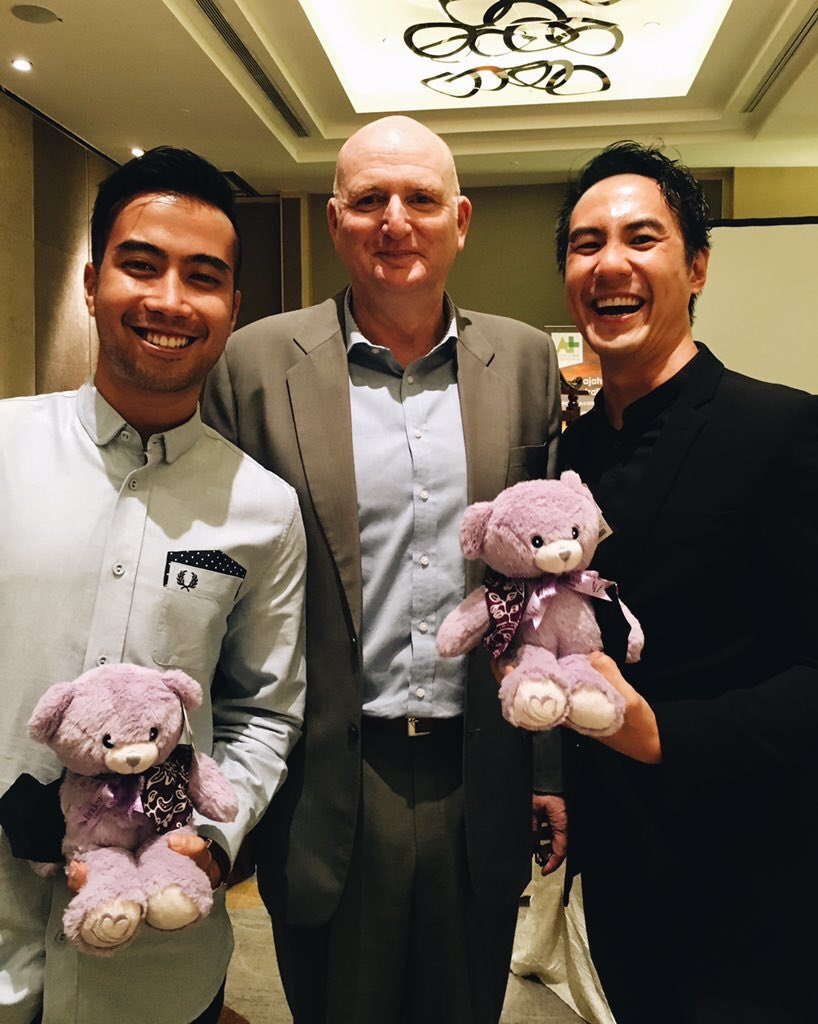 DubesAustralia's tweet photo. Bersama alumni Aust @vjdaniel &amp; @vidialdiano di peluncuran #WindowonAustralia -sayang tdk pegang boneka beruang ungu https://t.co/V8oj4E0n2k