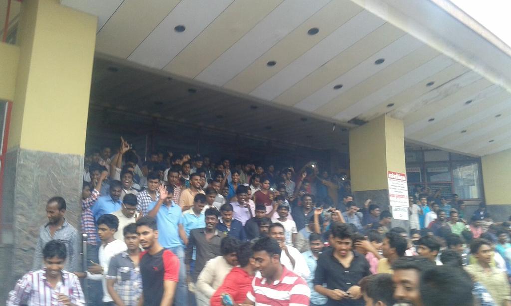 NewsBricks's tweet image. OMG its Huge HIT. U wont believe Ajith sir stunts, extraordinary. #Vedalam #thala #Diwali Heavy Blast Success tis yr