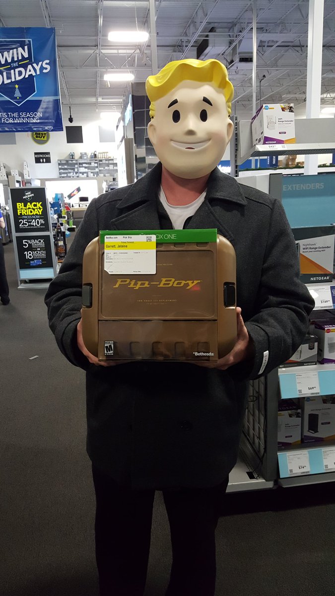 ericgarrett1980's tweet image. @bethesda @DCDeacon fallout 4 pipboy edition, one happy vault dweller