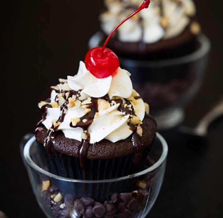 CakeAddicters's tweet image. Hot fudge Sunday cup cake 
#RT if u want #like if u wanna eat✨