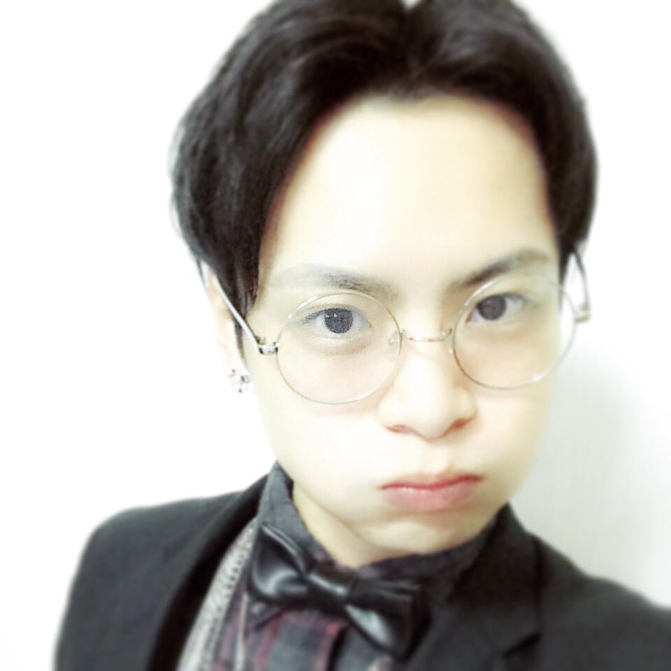 YuEil_U's tweet photo. このアカウントもノリで初めて気がつけば400人以上の身内以外の人にフォローしてもらえて何がいいんかわからんのに。笑
1人で埼玉きてフォロワーさんに本間に助けられました。
誠にありがとございました。
懐かしきセルカ。 https://t.co/kDJfERNRMS