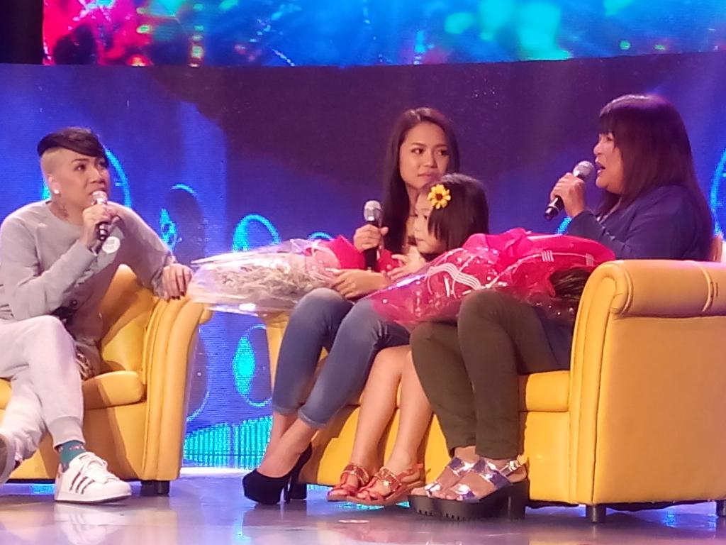 itsShowtimeNa's tweet photo. Kasama natin si Miho at ang mga pinakaimportanteng tao sa buhay niya. #ShowtimeTodoBiGay https://t.co/3Sict4JUyz