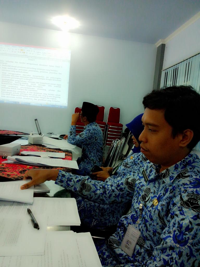 Anna_Rkbm's tweet photo. Uji publick draf perbup kode etik PNS, dlm rangka mewujudkan jiwa korps pns yg disiplin dan profesional https://t.co/6NGxCUaffh