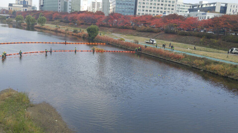 jiuk_k's tweet photo. 금일 2시부터 탄천종합운동장 인근 탄천에서수질오염 사고��비 방제훈련"을 하고있습니다 https://t.co/nioKae7xJg