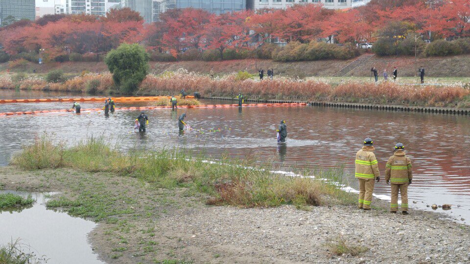 jiuk_k's tweet photo. 금일 2시부터 탄천종합운동장 인근 탄천에서수질오염 사고��비 방제훈련"을 하고있습니다 https://t.co/nioKae7xJg