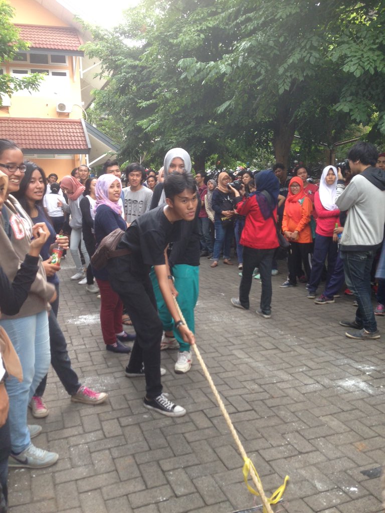 Angkatan sendiri vs Angkatan sendiri haha Tiang pancang VS Polikarbonat