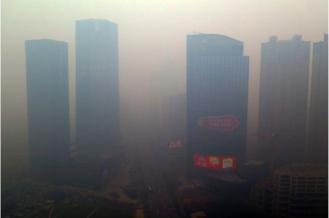 bbcnewsjapan's tweet photo. BBCニュース - 中国「過去最悪」の大気汚染に非難集中 https://t.co/WcHGyvdG4C #BBCjp https://t.co/vajXHGbIHQ