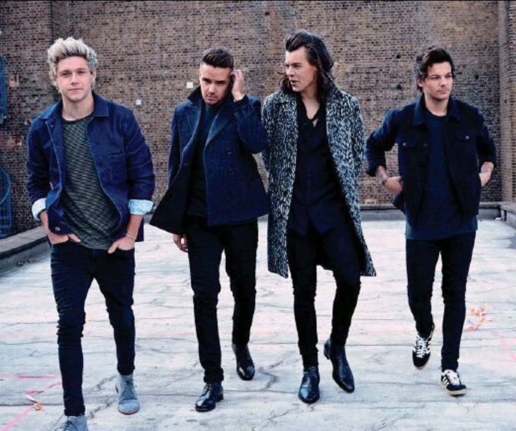 _jadenrose_'s tweet photo. Just how fast the night changes.
@onedirection Artist of the year #AMAs #AMAs1D #EndOfTheDay #4DaysTillMITAM https://t.co/gY04tztRLp
