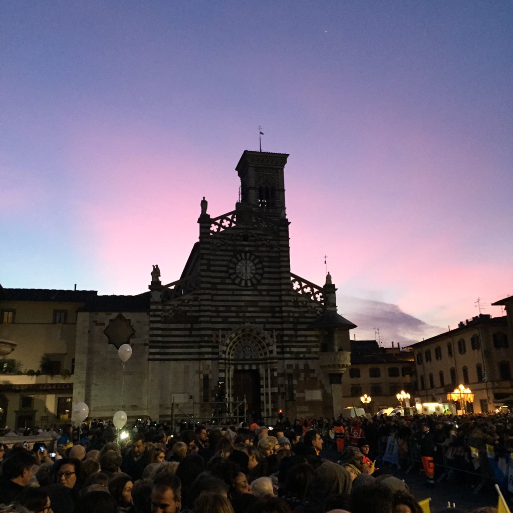 Un cielo rosa rende l'attesa ancora più magica per i fedeli in Piazza Duomo. #francescoaprato #Prato