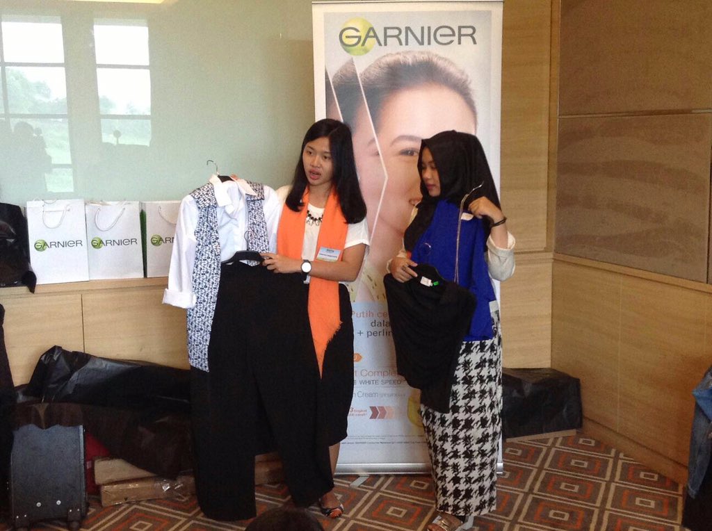 gogirl_id's tweet photo. Mereka dpt kesempatan jd fashion stylist dan ngemix&match salah satu teman mereka. Seru banget! #project1week https://t.co/VphNqEPGNb