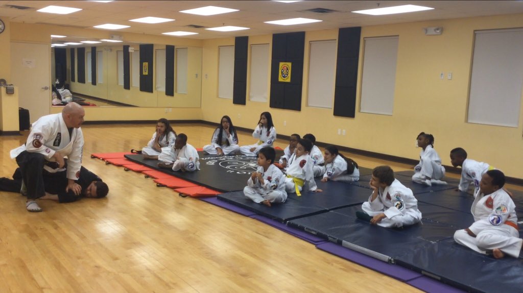 RyukyuDojo2's tweet image. Remembering Prof. Wally Jay through his #SmallCircleJujitsu.
The importance fulcrum &amp;amp; lever when applying grappling.