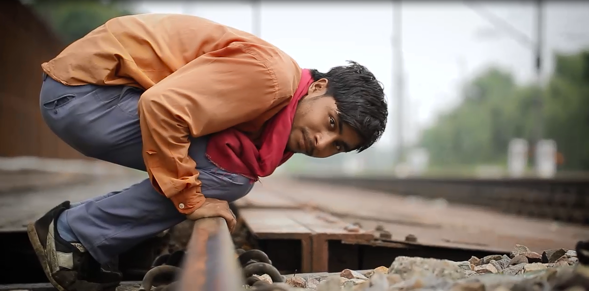 Narendra_IRTS's tweet photo. While you celebrate Diwali our Gangmen will keep an eye for your safe travel and work round the clock @RailMinIndia https://t.co/imPfNVsV5H