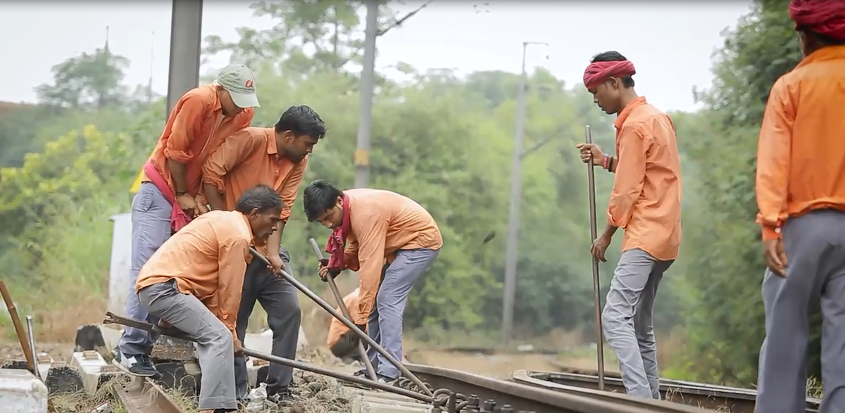 Narendra_IRTS's tweet photo. While you celebrate Diwali our Gangmen will keep an eye for your safe travel and work round the clock @RailMinIndia https://t.co/imPfNVsV5H