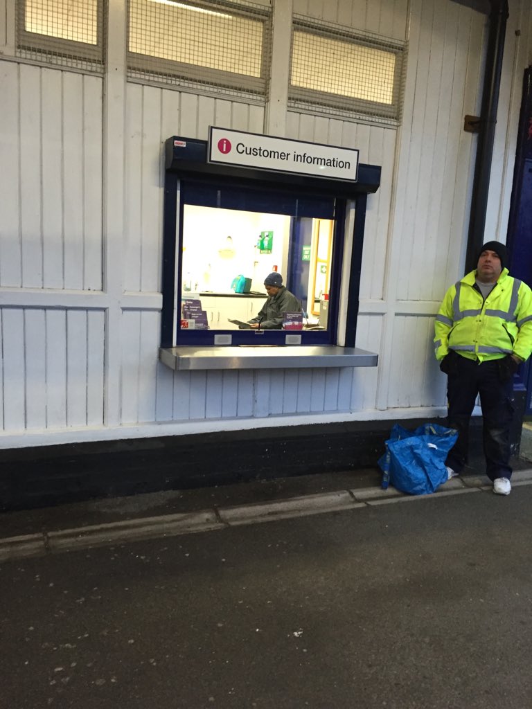 _petey_pan's tweet photo. Can never be too busy to make travel announcements hey @TLRailUK #readingthepaper #CustomerServiceFail #bringbackFCC https://t.co/NdizX7cy9n