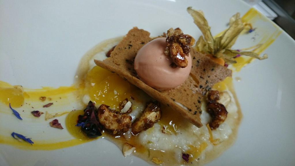 chefAzOstman's tweet photo. Warm up this winter with mango rice pudding, Spiced Cashew nuts, guava Ice cream and black sesame tuille. Enjoy:-) https://t.co/WbRz4V0uMA