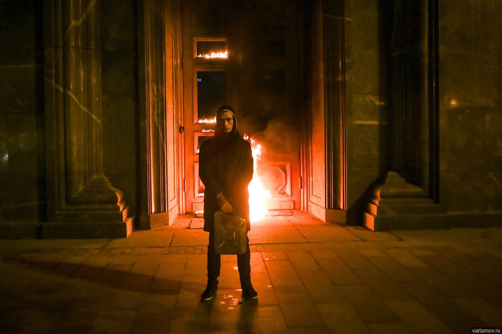 louisoneditions's tweet photo. Pavlenkov a mis le feu au kgb! A cette heur ci il doit être derrière cette porte. https://t.co/OgsRkTLpuZ