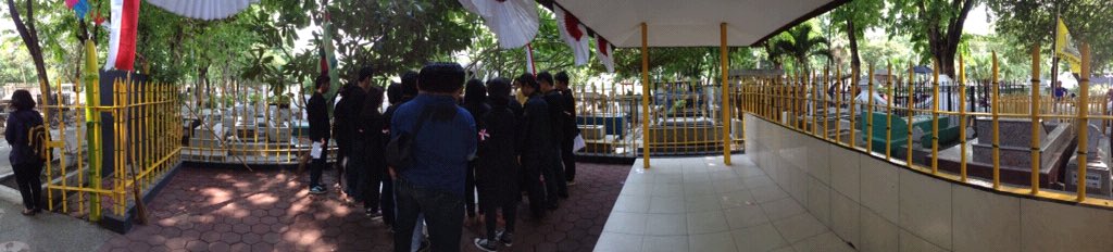 Semoga kita bisa meniru segala perjuangan yang telah dilakukan dari seorang Bung Tomo 🙏🏻😊