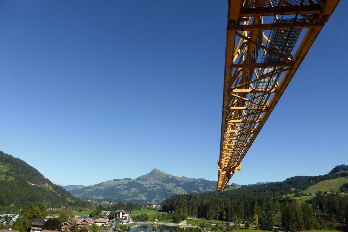 19Atelier's tweet photo. Auf dem Obendreherkran - Projekt Mountain Residence - Blick Richtung Kitzbüheler Horn. #BauEngineering #Atelier19 https://t.co/GtNYKRJ1Oe