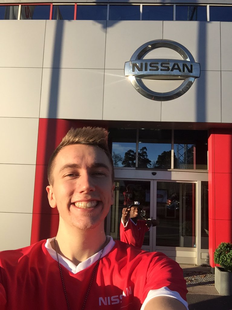 miniminter's tweet photo. Stockholm Nissan garage when it's shutdown with @Tobjizzle https://t.co/C1z6T71JOt