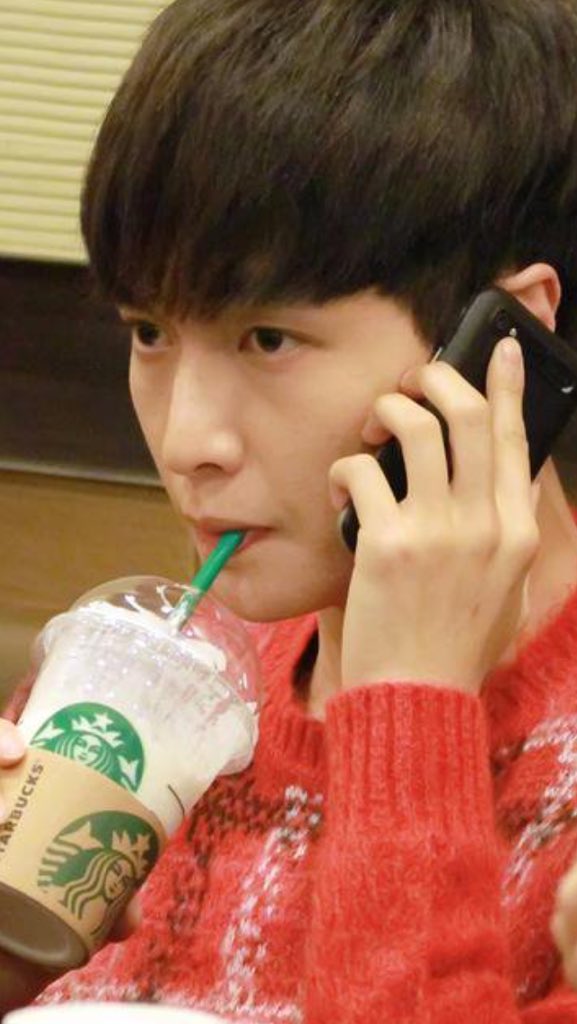 Lay___98's tweet photo. レイちゃんだけど…？！
いつもとなんか違くない？！
目がなんだか…？！疲れてるのかな https://t.co/2hbjWnU9uW