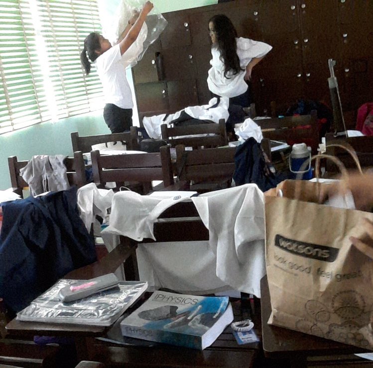 IrishGurls's tweet photo. When studying in an all girls school and there's a presentation, rooms be like: https://t.co/P9eM5kVsZ1