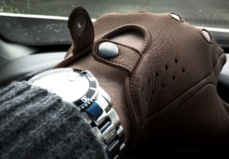 Leatherglovve's tweet photo. A Driving glove is a hand covering, typically constructed of very thin, soft leathe.
#gloves #leather #driver #sport https://t.co/Uj5oT3qvjg