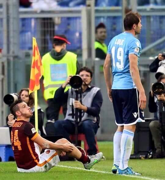 ASR_parliamo_di's tweet photo. Le immagini più belle del #DerbyDellaCapitale https://t.co/HSBF1WPPza