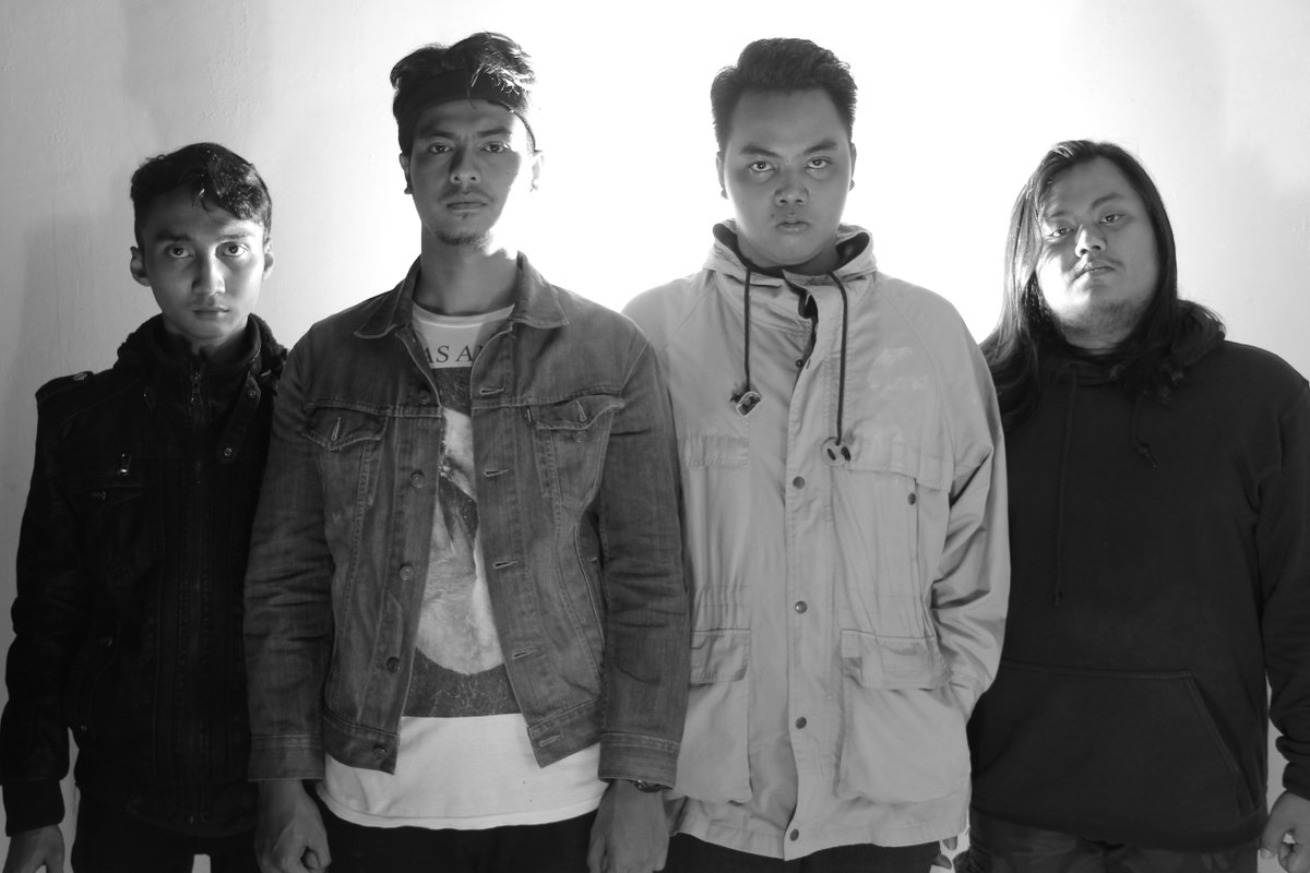 denger2 mereka lagi nungguin menetasnya EP Album pertamanya, bernama "NEVERENDER" ! nantikan gengs \H/