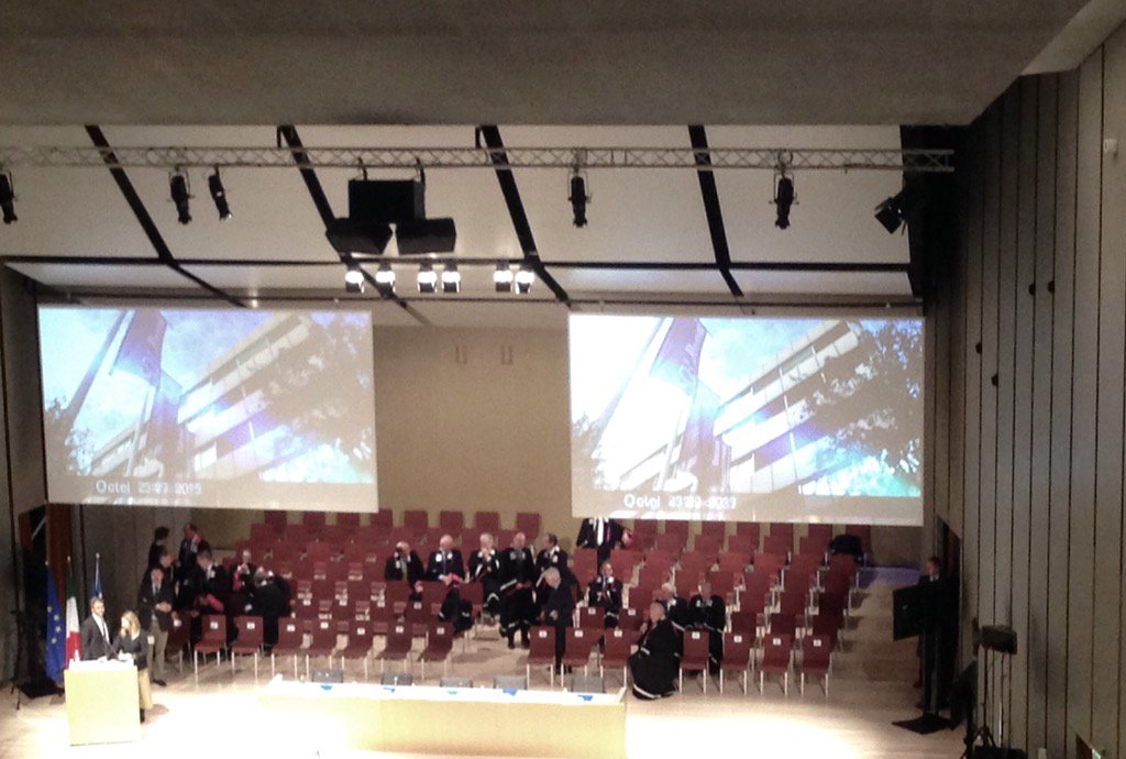 nicogrumelli's tweet photo. Tim Cook for Opening academic year #unibocconi #timcook #thinkalize https://t.co/F6NYV7rEpo