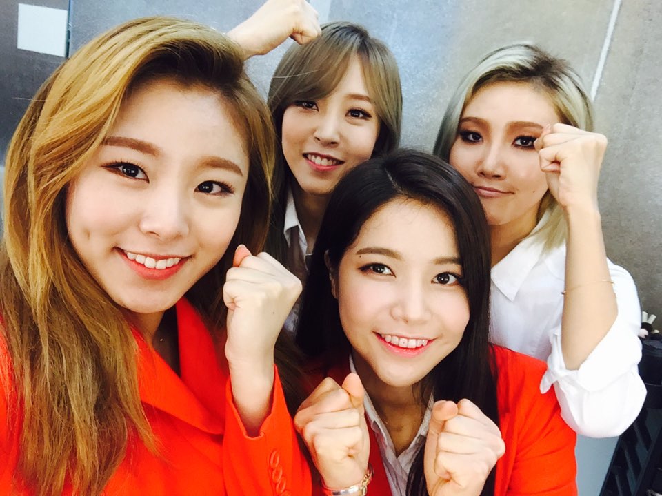 RBW_MAMAMOO's tweet photo. 전국에 계신 모든 수험생 여러분!
마마무가 응원합니다. 수능대박나세요 화이팅 !
#마마무 #MAMAMOO #수능 #응원 #화이팅 https://t.co/9W1J87nJ1j