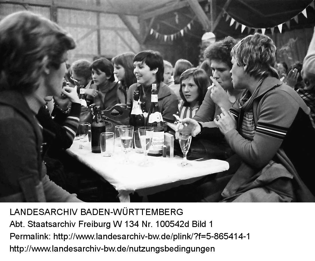 archivportal's tweet photo. #fridaynightatthearchives bei Zwiebelkuchen und Neuem Wein #Munzingen #1976 https://t.co/9I0cpIS6TC https://t.co/3iYXMYwMwE