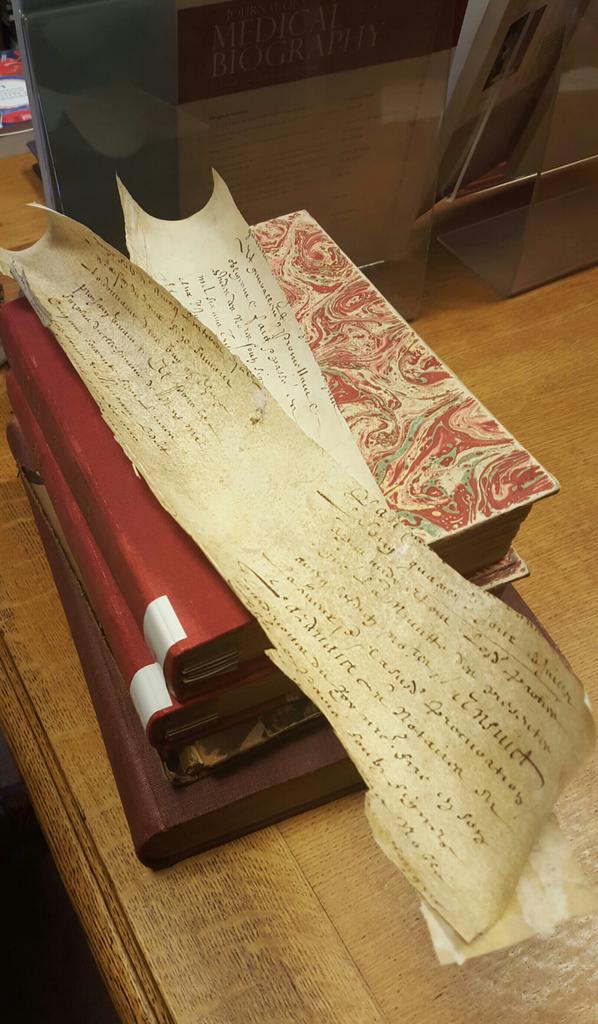 Chloeinthemood's tweet photo. Ce qu'on trouve dans les reliures @BIUSante 
#restauration #manuscript #manuscrit #disjectamembra #XVIe #XVIIe https://t.co/5P8DfCORP2