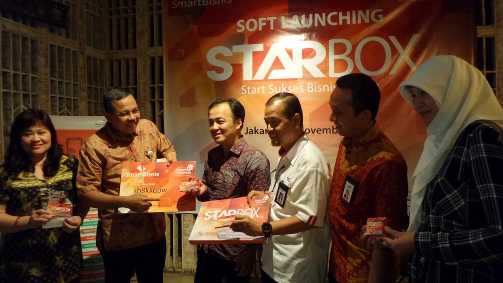 Smart_Bisnis's tweet photo. STARBox resmi diluncurkan! Produk terbaru khusus UKM yg berisikan perdana SimPATI &amp; voucher wifi UKM. #UKMHeroes https://t.co/hjbesKi6KC