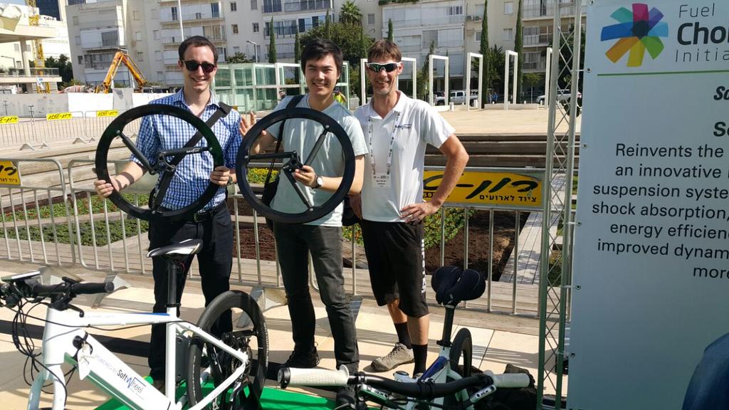AviLozowick's tweet photo. Checking out the awesome @SoftwheelLtd at #FCS15 @prescottwatson #cycling https://t.co/HiTNNG0lVF
