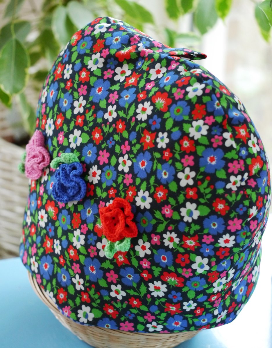 Weer een <a href="/Bonthuishouden/">bonthuishouden</a> klassieker op #bestelling: de #theemuts van #vintage stof met gehaakte bloemetjes...