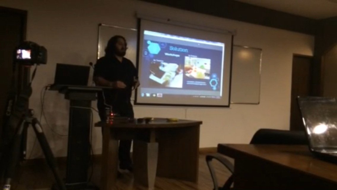 AlxShow's tweet photo. Increíble sesión de pitching con #ParagSha en @midasinnovation. He hablado sobre #hackprende https://t.co/3Frtn4mF9w https://t.co/1FoXVLJLFg