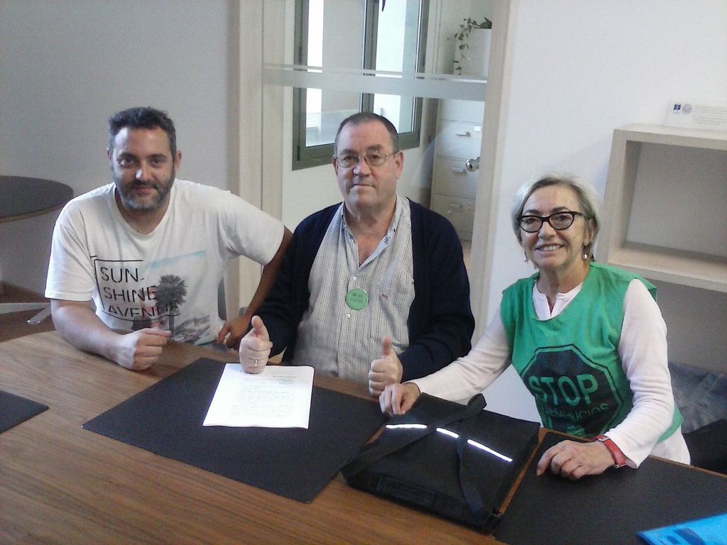 PAH_BCN's tweet photo. Concha i Albert <3 han signat amb @BancSabadell
#Dacio i
#LloguerSocial
Ara toca més que mai
#Llei24/2015 seguim! https://t.co/mgMsOL8Zau