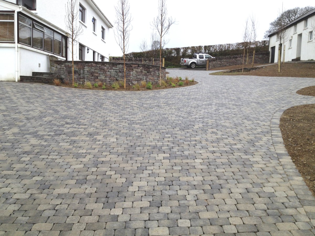 Posts_by_Brett's tweet image. Looking to get a new patio or driveway? It pays to choose an Approved Installer: brettpaving.co.uk/approved-insta…