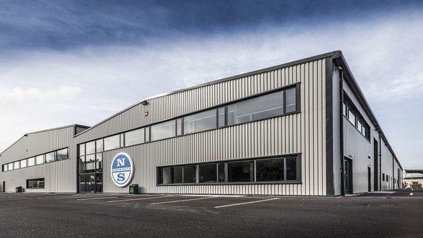ljoessel's tweet photo. Inauguration officielle demain par #KenRead du nouvel atelier @NorthSails Γ Gosport (UK), + grande voilerie d'Europe https://t.co/95RrLRKzIm
