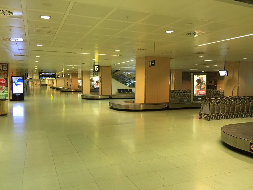 IbizaConect's tweet photo. 24 degrees outside and the Ibiza arrivals hall is empty. Wrong wrong wrong #winterflights https://t.co/0z8aQUcBXy