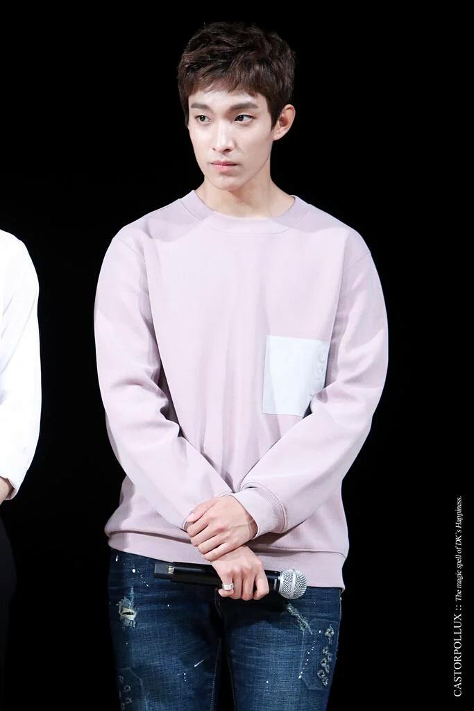 SVTGlobal's tweet photo. [HQ] 151108 SEVENTEEN Mini Fanmeeting - #도겸 #Dokyeom #세븐틴
cr. castorpollux https://t.co/z0rpzV2Y6t