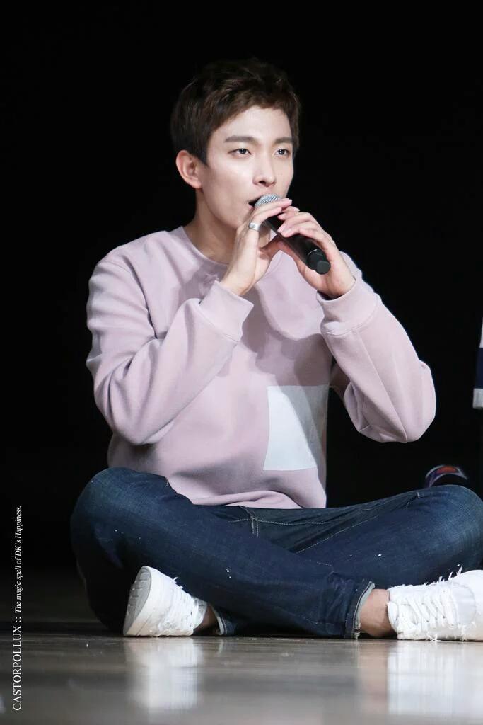 SVTGlobal's tweet photo. [HQ] 151108 SEVENTEEN Mini Fanmeeting - #도겸 #Dokyeom #세븐틴
cr. castorpollux https://t.co/z0rpzV2Y6t