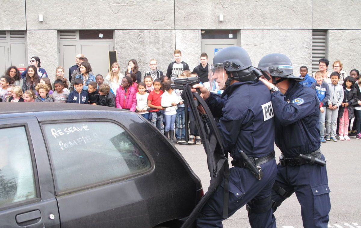 le_Parisien's tweet photo. Bretagne : menotté, un homme s'évade après avoir frappé des policiers https://t.co/6ugcXStu5x https://t.co/rytKK8fuES