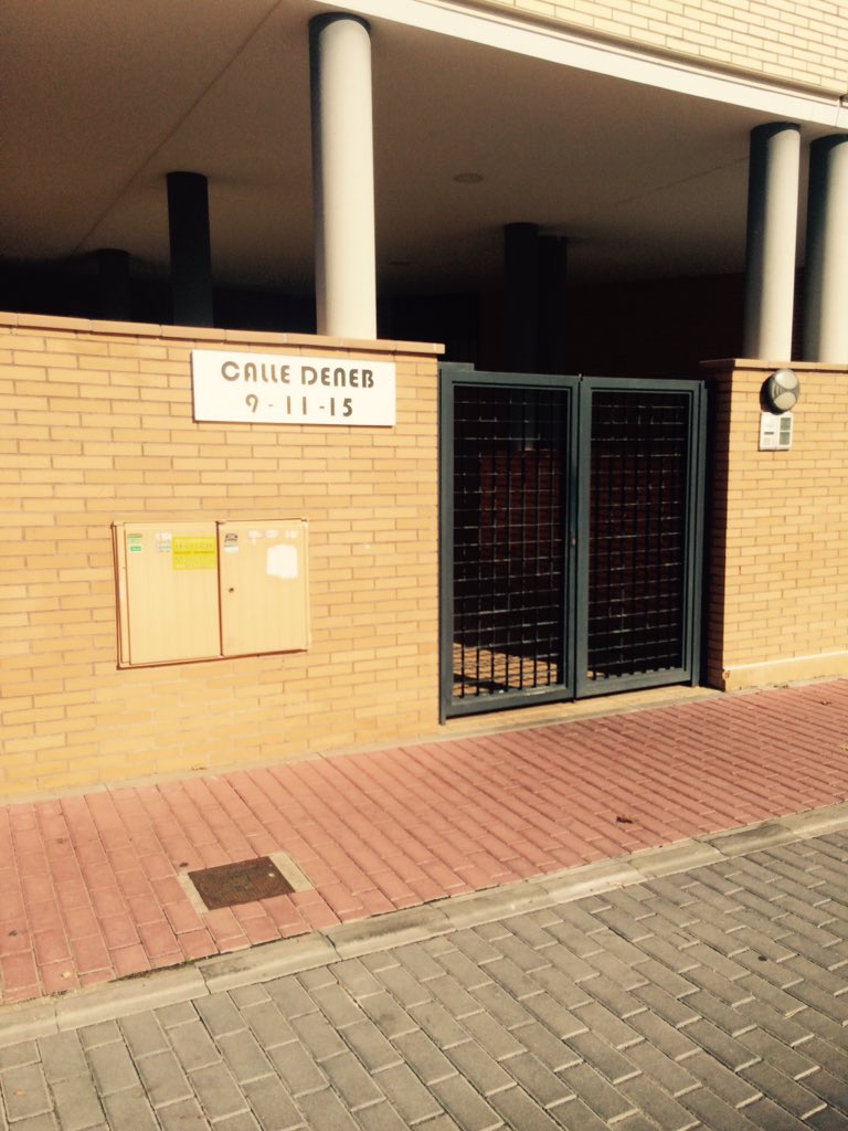 1106veronica's tweet photo. @AytoMostoles @Pau4Mostoles este muro creo que tiene peligro!no se quien tiene que hacerse cargo. Un saludo https://t.co/mYCFOtSuvR