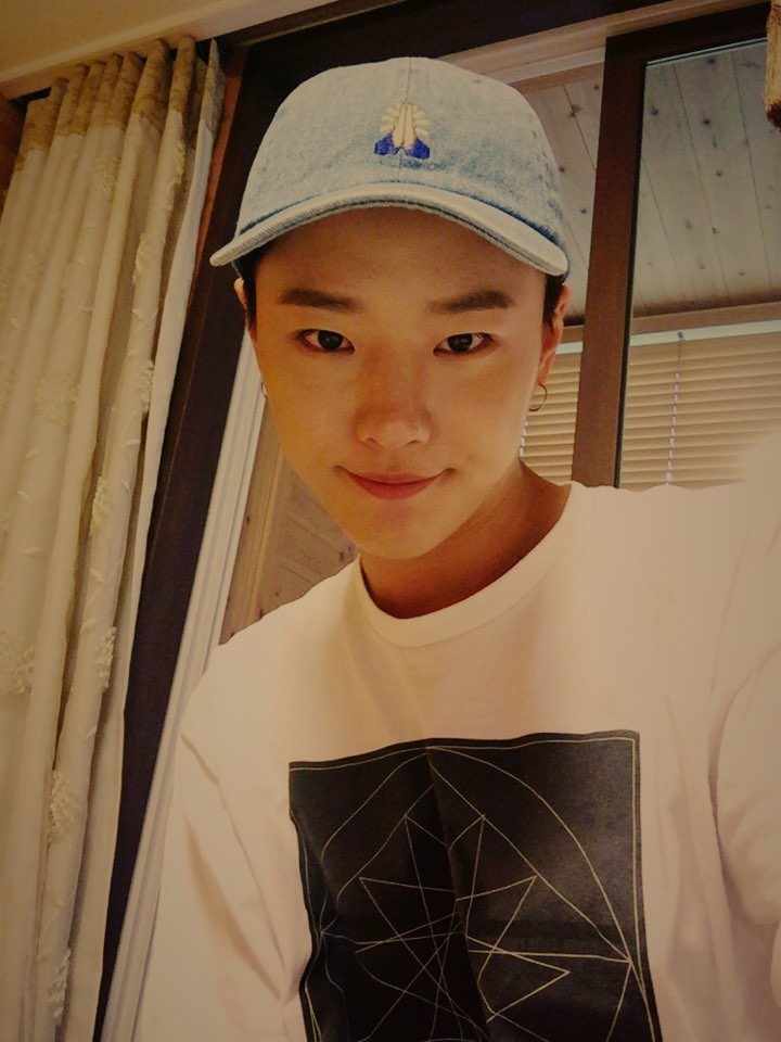 kbs2stardust's tweet photo. 오늘 밤 공개되는 숙소부터 멤버들 애장품, 캐리어 싸는 방법까지! 두둥! 다 보여드려요! 아직 늦지 않았으니 #뮤비뱅크 방송 시간 다시 한 번 더 확인하세요! 준비! @UNIQ_5 #유니크 https://t.co/mdT8YQmDKg