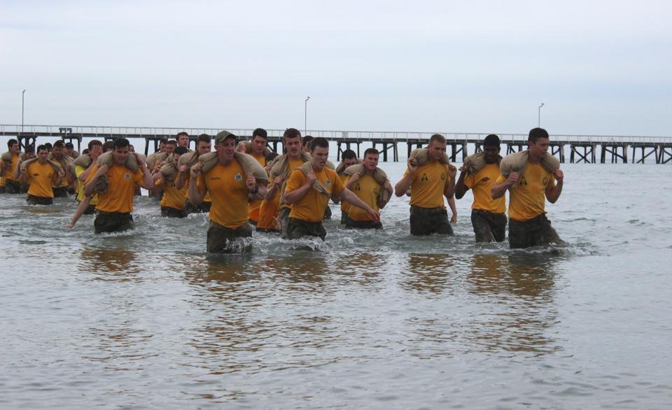 7th_RAR's tweet photo. #K1 PT at the beach. #Dutyfirst #PigBn #totheobjective #leadfromthefront #crossfit https://t.co/nRsDFewbGe