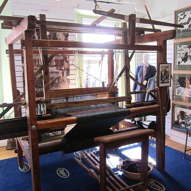 Magee1866's tweet photo. Handweaving on the loom, skill and technique beyond tradition. #luxurythreads #uniquefashi… https://t.co/frKFu9jTVK https://t.co/gVSqj8xKhS