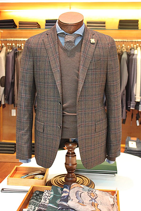 CharmeBlog's tweet photo. #Lardini blazer #Mazzarelli shirt #GranSasso knitwear #Brioni tie #Doriani scarves https://t.co/fhCIADo9qa