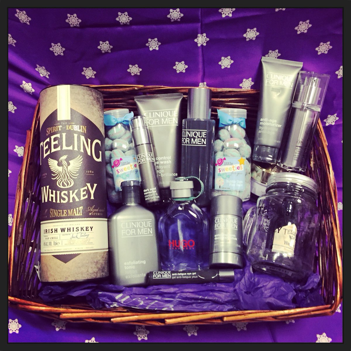 DublinAirport's tweet photo. Last chance to win this luxury hamper courtesy of @TheLoopDutyFree. Follow &amp; RT to enter. #JoyOfGiving https://t.co/GSYhGHP2ei